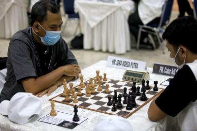 Peserta sedang bertanding dalam Turnamen Catur Indonesia Master yang diselenggarakan oleh MPR di Nusantara V di Kompleks Parlemen, Jakarta, Sabtu (19/6/2021).