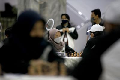 Peserta sedang bertanding dalam Turnamen Catur Indonesia Master yang diselenggarakan oleh MPR di Nusantara V di Kompleks Parlemen, Jakarta, Sabtu (19/6/2021).