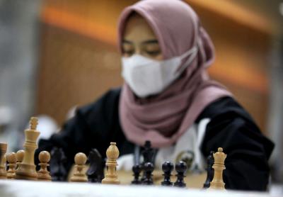 Peserta sedang bertanding dalam Turnamen Catur Indonesia Master yang diselenggarakan oleh MPR di Nusantara V di Kompleks Parlemen, Jakarta, Sabtu (19/6/2021).