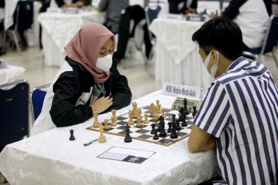 Peserta sedang bertanding dalam Turnamen Catur Indonesia Master yang diselenggarakan oleh MPR di Nusantara V di Kompleks Parlemen, Jakarta, Sabtu (19/6/2021).