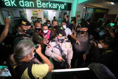 Terpidana kasus pembalakan liar Adelin Lis dibawa oleh petugas usai keterangan pers di Aula Penerangan Hukum Kejaksaan Agung, Jakarta, Sabtu (19/6/2021).