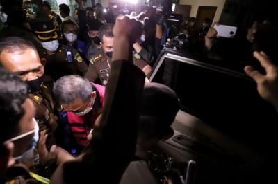 Terpidana kasus pembalakan liar Adelin Lis dibawa oleh petugas usai keterangan pers di Aula Penerangan Hukum Kejaksaan Agung, Jakarta, Sabtu (19/6/2021).