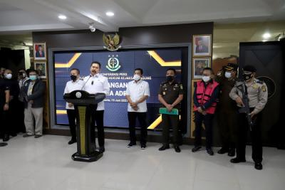 Jaksa Agung Republik Indonesia Sanitiar Burhanuddin memberikan keterangan pers terkait pemulangan buronan Adelin Lis di Jakarta, Sabtu (19/6/2021).