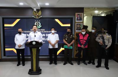 Jaksa Agung Republik Indonesia Sanitiar Burhanuddin memberikan keterangan pers terkait pemulangan buronan Adelin Lis di Jakarta, Sabtu (19/6/2021).