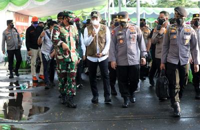 Peninjauan Serbuan Vaksinasi dan berdialog langsung dengan masyarakat di Alun-alun Kabupaten Bangkalan, Madura, Jawa Timur, Jumat (18/6/2021).
