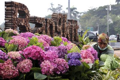 Petugas Suku Dinas Kehutanan DKI Jakarta menyelesaikan hiasan bertuliskan Jakarta Bangkit di kawasan Patung Kuda, Jakarta, Minggu (20/6/2021).
