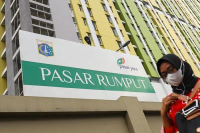 Warga saat melintas didepan Rumah Susun Pasar Rumput, Manggarai, Jakarta Selatan, Minggu (20/6/2021).