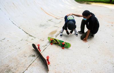 Sejumlah anak saat berlatih Skateboard bersama Coach dari Green Skate Lesson (GSL) di Green Skatepark, TMII, Jakarta, Minggu (20/6/2021).