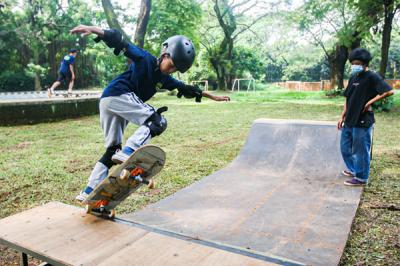 Sejumlah anak saat berlatih Skateboard bersama Coach dari Green Skate Lesson (GSL) di Green Skatepark, TMII, Jakarta, Minggu (20/6/2021).
