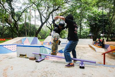 Sejumlah anak saat berlatih Skateboard bersama Coach dari Green Skate Lesson (GSL) di Green Skatepark, TMII, Jakarta, Minggu (20/6/2021).
