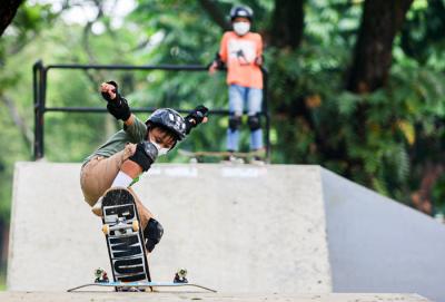 Sejumlah anak saat berlatih Skateboard bersama Coach dari Green Skate Lesson (GSL) di Green Skatepark, TMII, Jakarta, Minggu (20/6/2021).