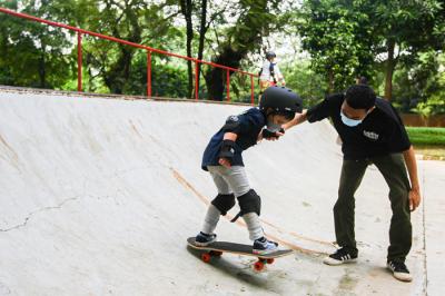 Sejumlah anak saat berlatih Skateboard bersama Coach dari Green Skate Lesson (GSL) di Green Skatepark, TMII, Jakarta, Minggu (20/6/2021).