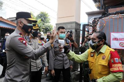 Wakapolda Metro Jaya Bigjen Pol Hendro Pandowo menyerahkan bantuan di Posko PPKM Mikro di RW 03 Kelurahan Sumur Batu, Kemayoran, Minggu (20/6/2021).