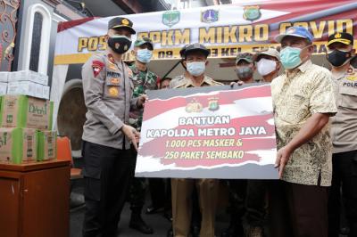 Wakapolda Metro Jaya Bigjen Pol Hendro Pandowo menyerahkan bantuan di Posko PPKM Mikro di RW 03 Kelurahan Sumur Batu, Kemayoran, Minggu (20/6/2021).