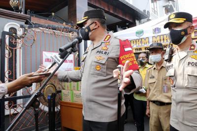 Wakapolda Metro Jaya Bigjen Pol Hendro Pandowo menyerahkan bantuan di Posko PPKM Mikro di RW 03 Kelurahan Sumur Batu, Kemayoran, Minggu (20/6/2021).