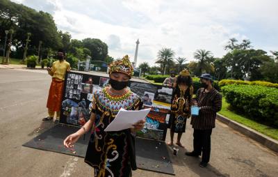 Demonstran melakukan aksi teatrikal menolak revisi UU Minerba di kawasan Bundaran Patung Kuda Arjuna Wijaya, Jakarta, Senin (21/6/2021).