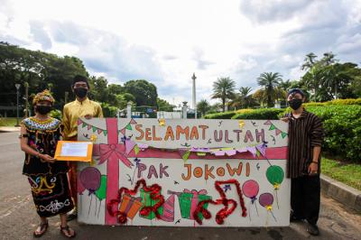 Demonstran melakukan aksi teatrikal menolak revisi UU Minerba di kawasan Bundaran Patung Kuda Arjuna Wijaya, Jakarta, Senin (21/6/2021).