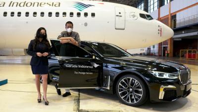 Garuda Indonesia dan BMW Indonesia menjalin kerja sama layanan Prestige Service di GMF AeroAsia, Tangerang, Banten, Jumat (19/6/2021).