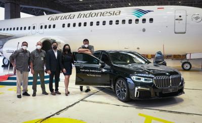 Garuda Indonesia dan BMW Indonesia menjalin kerja sama layanan Prestige Service di GMF AeroAsia, Tangerang, Banten, Jumat (19/6/2021).