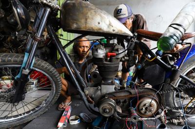 Ipin (49) sedang menyelesaikan motor rakitan di classic Batavia garage, Jakarta Selatan, Senin (21/6/2021).