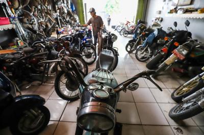 Ipin (49) sedang menyelesaikan motor rakitan di classic Batavia garage, Jakarta Selatan, Senin (21/6/2021).