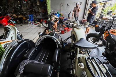 Ipin (49) sedang menyelesaikan motor rakitan di classic Batavia garage, Jakarta Selatan, Senin (21/6/2021).