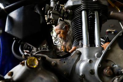 Ipin (49) sedang menyelesaikan motor rakitan di classic Batavia garage, Jakarta Selatan, Senin (21/6/2021).
