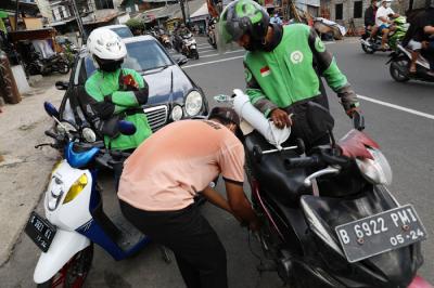 Warga mengantre untuk mengisi tabung oksigen medis di kawasan Manggarai, Jakarta, Senin (21/6/2021).