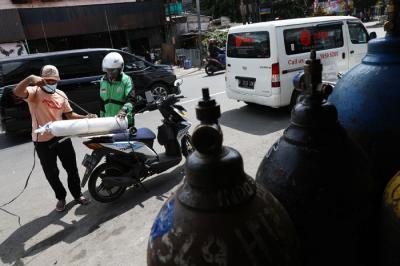Warga mengantre untuk mengisi tabung oksigen medis di kawasan Manggarai, Jakarta, Senin (21/6/2021).