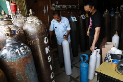 Warga mengantre untuk mengisi tabung oksigen medis di kawasan Manggarai, Jakarta, Senin (21/6/2021).