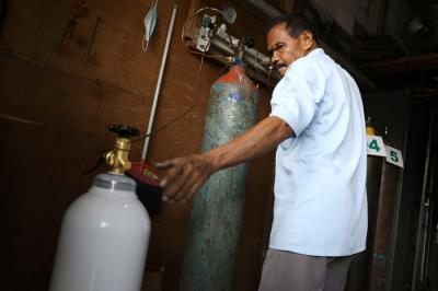 Warga mengantre untuk mengisi tabung oksigen medis di kawasan Manggarai, Jakarta, Senin (21/6/2021).