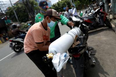 Warga mengantre untuk mengisi tabung oksigen medis di kawasan Manggarai, Jakarta, Senin (21/6/2021).