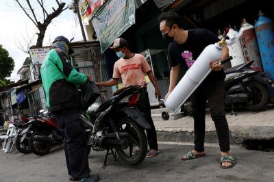 Warga mengantre untuk mengisi tabung oksigen medis di kawasan Manggarai, Jakarta, Senin (21/6/2021).