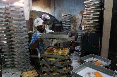 Pekerja menyelesaikan pembuatan roti skala rumahan di kawasan Bendungan Hilir, Jakarta, Senin (21/6/2021).