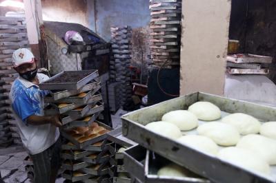 Pekerja menyelesaikan pembuatan roti skala rumahan di kawasan Bendungan Hilir, Jakarta, Senin (21/6/2021).