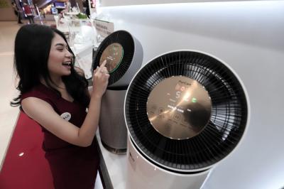 Model berpose di LG PuriCare 360Â° Air Purifier di Jakarta, Selasa (22/6/2021).