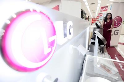 Model berpose di LG PuriCare 360Â° Air Purifier di Jakarta, Selasa (22/6/2021).