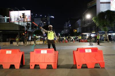 Petugas kepolisian menyusun pembatas jalan saat akan melakukan penutupan jalan di kawasan Sabang, Jakarta, Senin (21/6/2021).