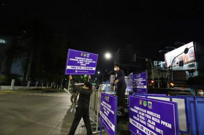 Petugas kepolisian menyusun pembatas jalan saat akan melakukan penutupan jalan di kawasan Sabang, Jakarta, Senin (21/6/2021).