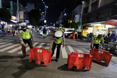 Petugas kepolisian menyusun pembatas jalan saat akan melakukan penutupan jalan di kawasan Sabang, Jakarta, Senin (21/6/2021).