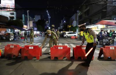 Petugas kepolisian menyusun pembatas jalan saat akan melakukan penutupan jalan di kawasan Sabang, Jakarta, Senin (21/6/2021).