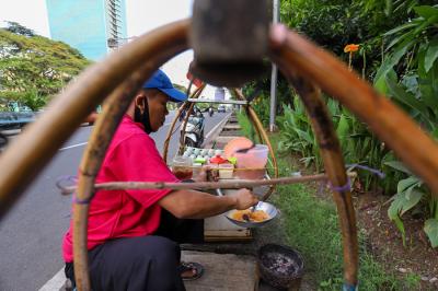 Pedagang sedang membuat kerak telor makanan khas Betawi yang masih bertahan dimasa pandemi di kawasan Kemayoran, Jakarta Pusat, Selasa (22/6/2021).