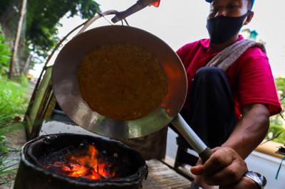 Pedagang sedang membuat kerak telor makanan khas Betawi yang masih bertahan dimasa pandemi di kawasan Kemayoran, Jakarta Pusat, Selasa (22/6/2021).