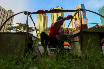 Pedagang sedang membuat kerak telor makanan khas Betawi yang masih bertahan dimasa pandemi di kawasan Kemayoran, Jakarta Pusat, Selasa (22/6/2021).