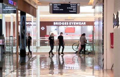 Pengunjung berjalan di Pusat Perbelanjaan di kawasan Jakarta Selatan, Selasa (22/6/2021).