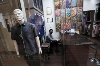 Pengunjung berjalan di Pusat Perbelanjaan di kawasan Jakarta Selatan, Selasa (22/6/2021).