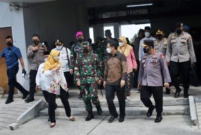 Peninjauan isolasi terpusat Orang Tanpa Gejala (OTG) dan Kelurahan Rorotan di wilayah Cilincing, Jakarta Utara, Selasa (22/6/2021).