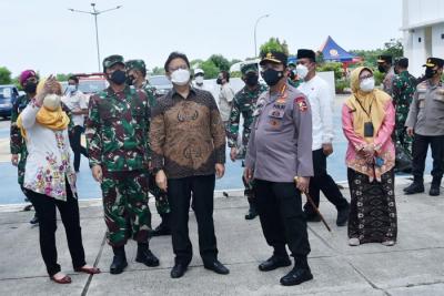 Peninjauan isolasi terpusat Orang Tanpa Gejala (OTG) dan Kelurahan Rorotan di wilayah Cilincing, Jakarta Utara, Selasa (22/6/2021).