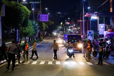 Petugas gabungan menutup akses menuju Jalan Asia Afrika, Jakarta Pusat, Senin (21/6/2021).