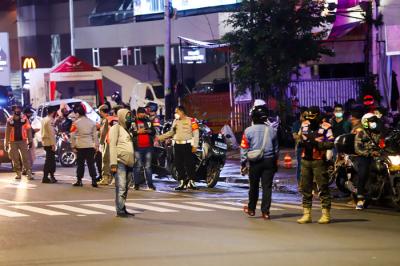 Petugas gabungan menutup akses menuju Jalan Asia Afrika, Jakarta Pusat, Senin (21/6/2021).